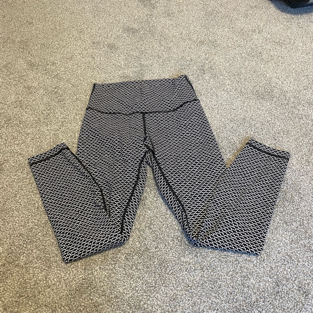Black and White Lululemon Geometric Print Leggings